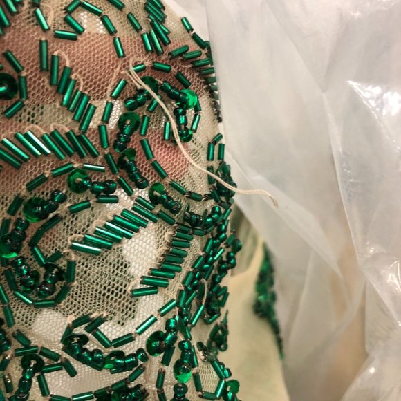 Emerald Sleek Sexy Prom Dress, Size 4 Plunge, Pageant Formal Mermaid Put a Slit - Picture 11 of 11